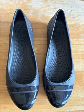 CROCS Women’s Black Glossy Toe Flats